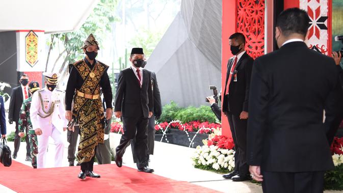 Presiden Joko Widodo saat tiba menghadiri sidang tahunan MPR RI di Gedung Nusantara Kompleks Parlemen Jakarta, Jumat (14/8/2020). Jokowi tampil mengenakan baju adat daerah Sabu dari Nusa Tenggara Timur (NTT). (Pool/BiroPemberitaanParlemen)