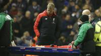 Bek Liverpool, Dejan Lovren, ditandu ke luar lapangan pada laga melawan West Bromwich Albion, Minggu (13/12/2015) malam WIB. (Reuters/Carl Recine)