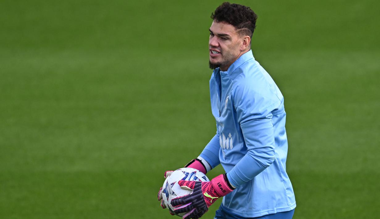 Kiper Manchester City, Ederson mengikuti sesi latihan timnya di Manchester City Training Ground, Manchester (18/9/2023) waktu setempat, jelang menghadapi Red Star Belgrade pada matchday pertama Grup G Liga Champions 2023/2024 di Etihad Stadium, Rabu (20/9/2023) dini hari WIB. (AFP/Paul Ellis)
