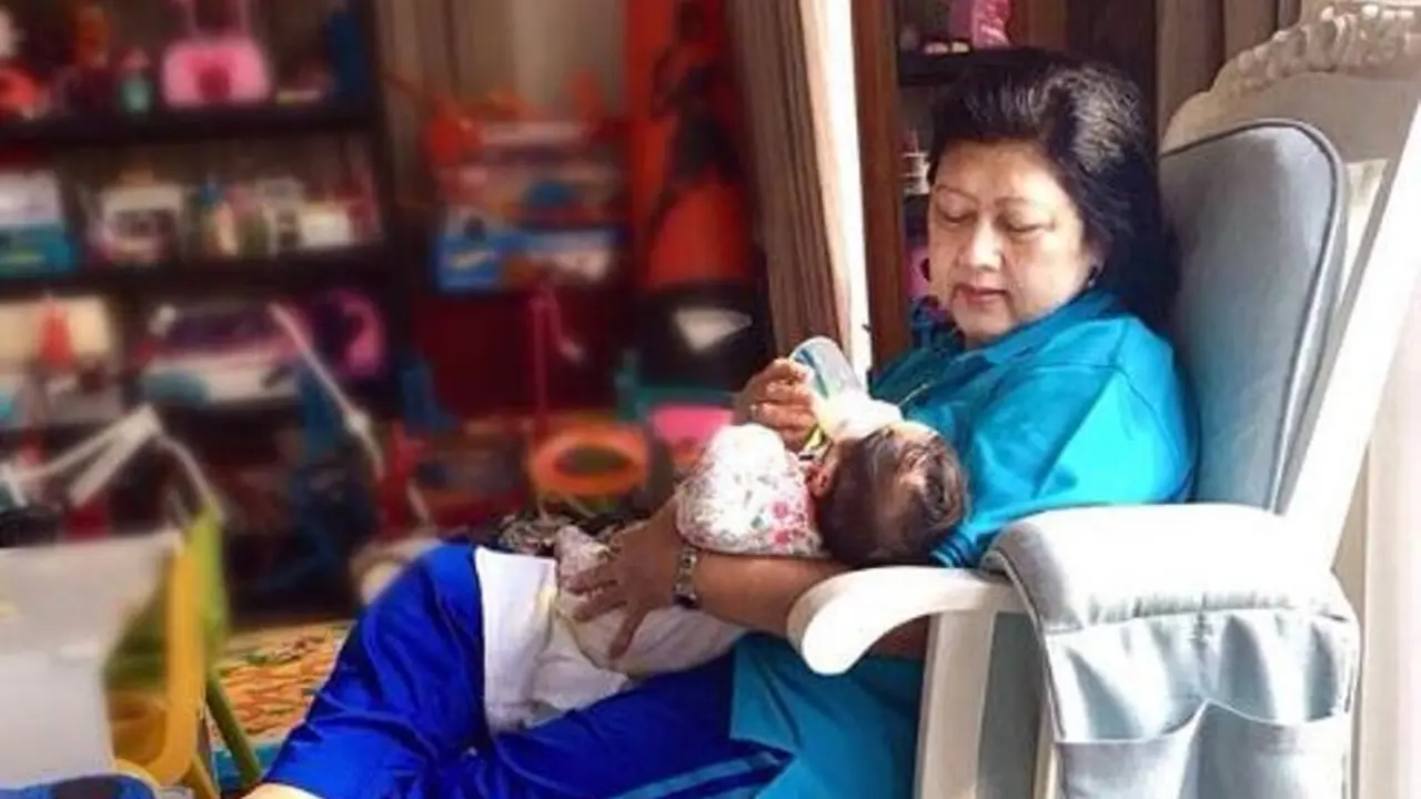 Ani Yudhoyono merawat putri Ibas dan Aliya. (Foto: Instagram @aniyudhoyono)