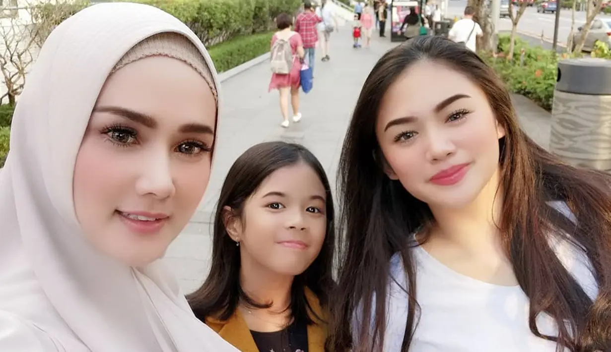 Belum lama ini, ia bahkan baru saja menyelesaikan pendidikannya. Tiara baru saja menyelesaikan kuliahnya dan resmi menyandang gelar Sarjana Ekonomi. Bangga akan pencapaian putrinya, Mulan Jameela pun mengunggah potret putrinya saat wisuda. (Liputan6.com/IG/@mulanjameela1)