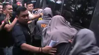 Para saksi dan terduga penganiaya ditutup wajahnya seusai menjalani prarekonstruksi kasus penganiayaan polisi oleh seniornya. (dok. Polda Gorontalo/Andri Arnold)