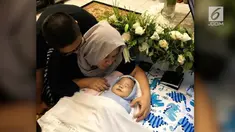 Adam Fabumi, bayi lucu yang viral di media sosial meninggal dunia. Adam lahir 24 April 2017, dan meninggal 22 November 2017.