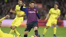 Binatng Barcelona, Lionel Messi tampil apik saat melawan Villareal pada laga lanjutan La Liga Spanyol yang berlangsung di stadion, Camp Nou, Spanyol, Senin (3/12). Barcelona menang 2-0 atas Villareal. (AFP/Lluis Gene)