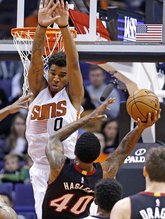 Pemain Phoenix Suns, Marquese Chriss (0) menghadang tembakan pemain Miami Heat, Udonis Haslem (40) pada laga NBA basketball game, (3/1/2017) di US Airways Center, Phoenix.  Suns menang 99-90. (AP/Ross D. Franklin)