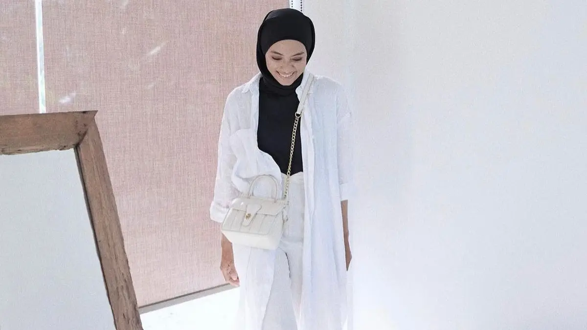 Monochrome style hijab top