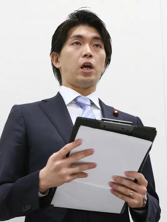 Kensuke Miyazaki saat melakukan konferensi pers di Tokyo, Jepang, (12/2). Politikus berusia 35 tahun ini, sebelumnya sempat menjadi pemberitaan besar media Jepang karena minta cuti sebulan untuk merawat istrinya yang hamil. (AFP / Jiji Press)