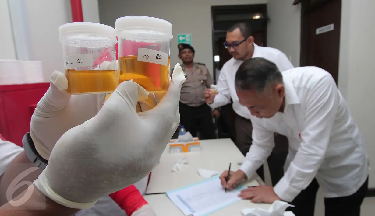 Petugas BNN menunjukkan sampel urine pegawai Kementerian Pembangunan Manusia dan Kebudayaan (PMK) di Jakarta, Senin (14/3). Tes urine terhadap 220 pegawai itu dilakukan untuk mencegah penyalahgunaan narkoba di kementerian PMK. (Liputan6.com/Angga Yuniar)