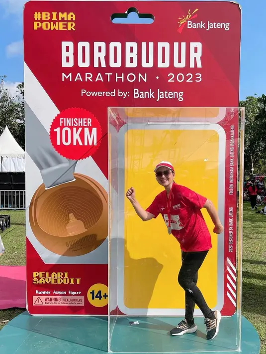 Tak ketinggalan, sepatu lari warna hitam untuk membantu menunjang performa larinya. [@irawbw]