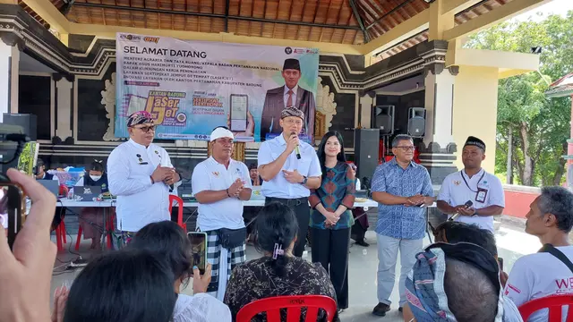Menteri Agraria dan Tata Ruang/Kepala Badan Pertanahan Nasional (ATR/BPN) Agus Harimurti Yudhoyono  meninjau operasional LaserJet, di Badung, Bali, Kamis (13/6/2024). (Arief/Liputan6.com)