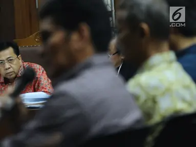 Terdakwa dugaan korupsi proyek e-KTP, Setya Novanto menyimak keterangan saksi Mirwan Amir pada sidang lanjutan di Pengadilan Tipikor, Jakarta, Kamis (24/1). Sidang menghadirkan lima saksi dalam proyek e-KTP. (Liputan6.com/Helmi Fithriansyah)