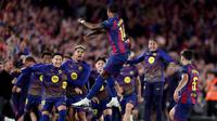 Penyerang Barcelona, Marcus Rashford (belakang), merayakan gol pertama timnya bersama rekan-rekannya dalam pertandingan liga sepak bola Spanyol antara FC Barcelona melawan Real Madrid CF di Stadion Camp Nou, Barcelona, pada 10 Mei 2026. (Josep LAGO / AFP)