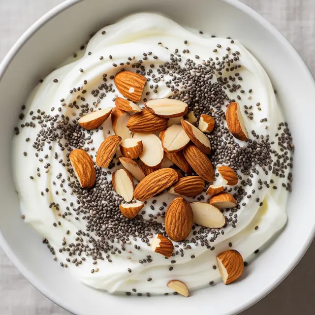 Greek Yogurt Plain dengan Chia Seed dan Kacang Almond (Gemini AI)