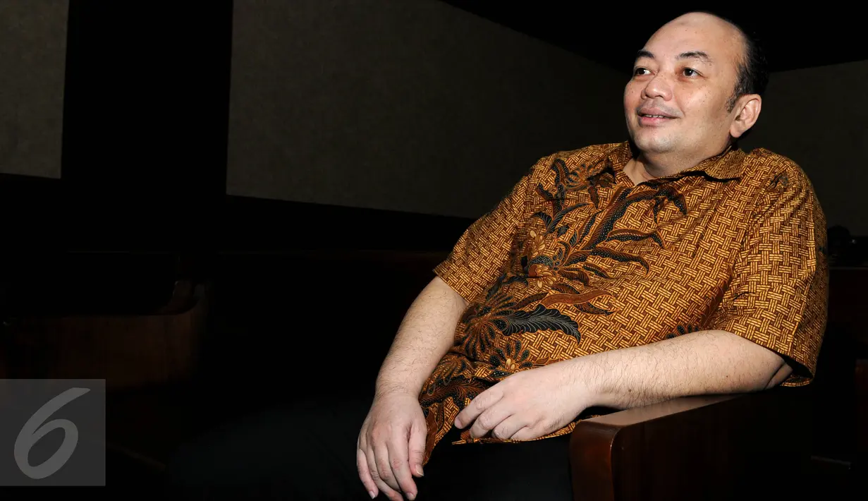 Kasubdit Kasasi Perdata MA Andri Tristianto Sutrisna tersenyum saat menjalani sidang perdana di Pengadilan Tipikor, Jakarta, Kamis (23/6). Ichsan Suaidi adalah terpidana 5 tahun penjara kasus korupsi pembangunan dermaga di NTB. (Liputan6.com/Helmi Afandi)