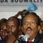 Mohamed Abdullahi Farmajo mengepalkan tangan sambil menyampaikan sambutan usai terpilih sebagai Presiden baru Somalia, di Mogadishu, Rabu (8/2). Farmajo lahir di Mogadishu dan bekerja di AS sebagai diplomat pada dekade 1980. (AP Photo/Farah Abdi Warsameh)