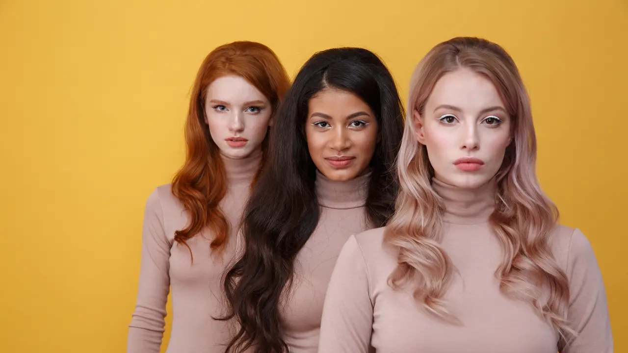 Tiga orang perempuan berbaris ke arah belakang (Foto Dok: Freepik/drobotdean)