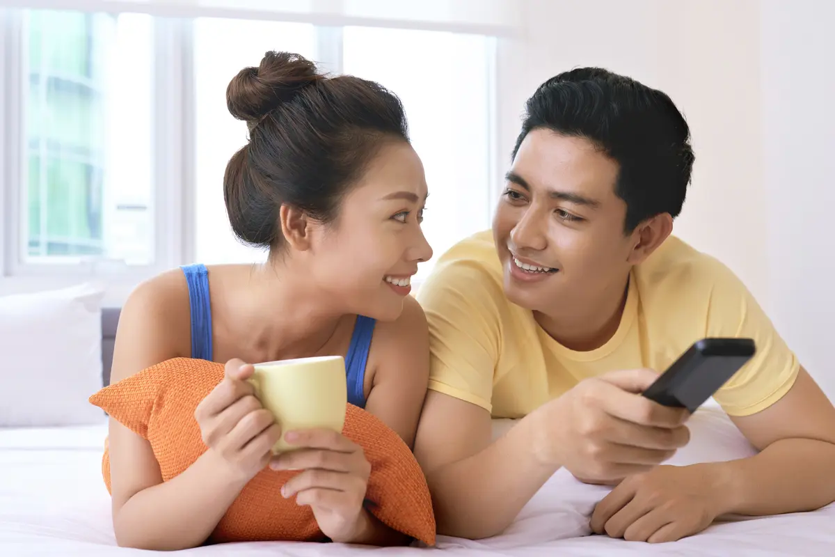 perempuan dan pasangan remote
