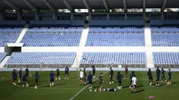 Para pemain Lyon berdiri di lapangan selama sesi latihan di Stadion Restelo, Lisbon, Portugal, Selasa (18/8/2020). Lyon akan menghadapi Bayern Munchen pada pertandingan semifinal Liga Champions. (Franck Fife/Pool via AP)