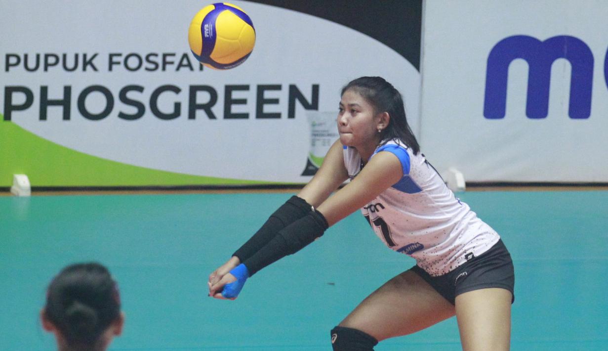 Pevoli putri Jakarta Pertamina Fastron berusaha mengembalikan bola dari pemain Gresik Petrokimia Pupuk Indonesia pada pertandingan lanjutan seri pertama putaran kedua Proliga 2023 yang berlangsung di GOR Tridharma Gresik, Minggu (5/2/2023). (Dok. Proliga)