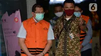 Mantan Direktur Niaga PT Dirgantara Indonesia (PTDI) Irzal Rinaldi Zailani  (kiri) meninggalkan Gedung KPK usai ditetapkan sebagai tersangka di Jakarta, Jumat (12/6/2020). Irzal ditahan dalam kasus dugaan korupsi kegiatan penjualan dan pemasaran pesawat PTDI tahun 2007-2017 (merdeka.com/Imam Buhori)