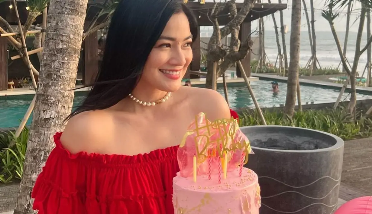 Ulang tahun selalu jadi momen spesial bagi siapapun tak terkecuali bagi Titi Kamal. Perayaan pertambahan usianya kali ini dirayakan di Bali tanpa suami maupun anak. Titi Kamal tampak cantik mengenakan dress berwarna merah sembari memegang kue ulang tahun.
(Liputan6.com/IG/@titi_kamall)