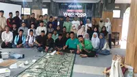 Para peserta Workshop Youtube konten kreator LTNU Garut, Jawa Barat berfoto bersama pemateri. (Liputan6.com/Jayadi Supriadin)