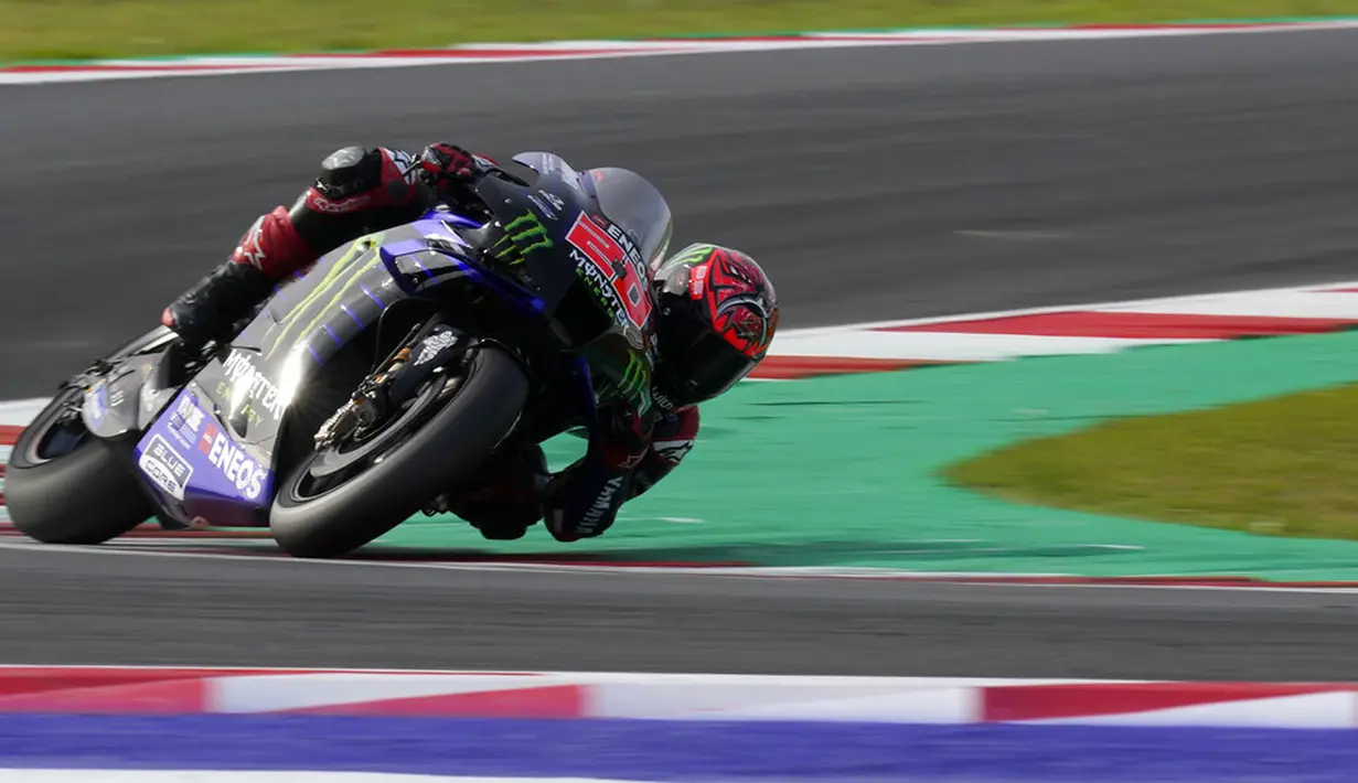 Pembalap Monster Energy Yamaha Fabio Quartarar mengemudikan motornya saat balapan MotoGP Emilia Romagna di Sirkuit Misano, Misano Adriatico, Italia, Minggu (24/10/2021). Fabio Quartararo memastikan titel juara dunia MotoGP 2021. (AP Photo/Antonio Calanni)