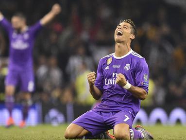 Bintang Real Madrid, Cristiano Ronaldo, merayakan gol yang dicetaknya ke gawang Juventus pada laga final Liga Champions di Stadion Stadion Millenium, Cardiff, Sabtu (3/6/2017). Madrid menang 4-1 atas Juventus. (AFP/Glyn Kirk)