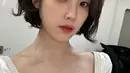 IU memang memiliki pesona yang tak main-main. Di MV terbarunya yang berjudul Love Wins All, penampilannya bersama V BTS sontak menjadi trending topic. Penampilannya dipuji luar biasa manis dengan rambut super pendek dipotong bob berwarna hitam. [Foto: Instagram/dlwlrma]