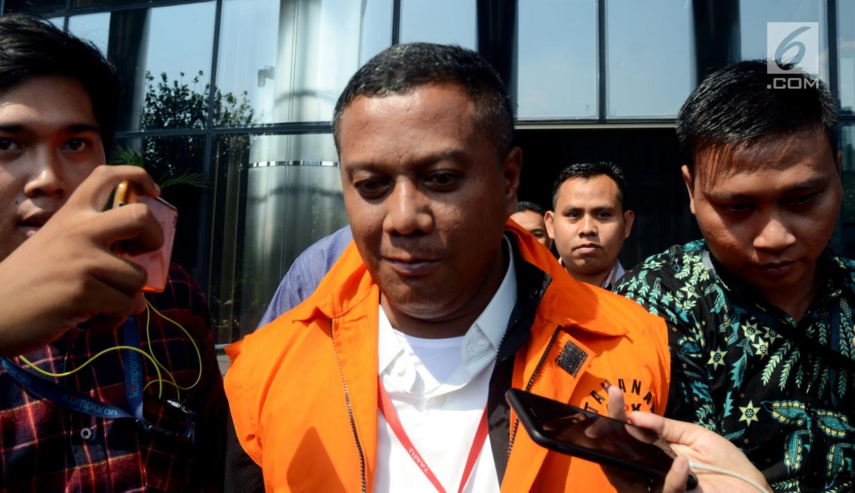 Ekspresi Bupati Mojokerto, Mustofa Kamal Pasa memakai rompi tahanan usai menjalani pemeriksaan oleh penyidik di gedung KPK, Jakarta, Senin (30/4). Mustofa Kamal Pasa resmi ditahan 20 hari kedepan untuk memudahkan pemeriksaan. (Merdeka.com/Dwi Narwoko)