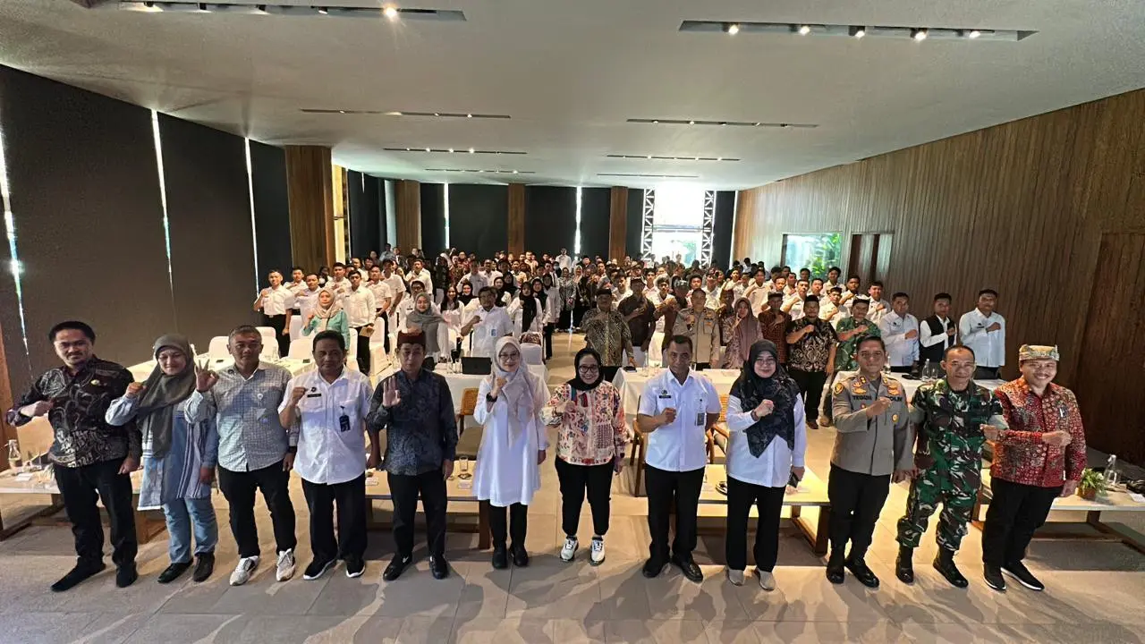 Wakil Kepala BGN bidang Komunikasi Publik dan Investigasi Nanik Sudaryati Deyang memberikan pengarahan kepada para Kepala SPPG se-Kabupaten Banyuwangi
