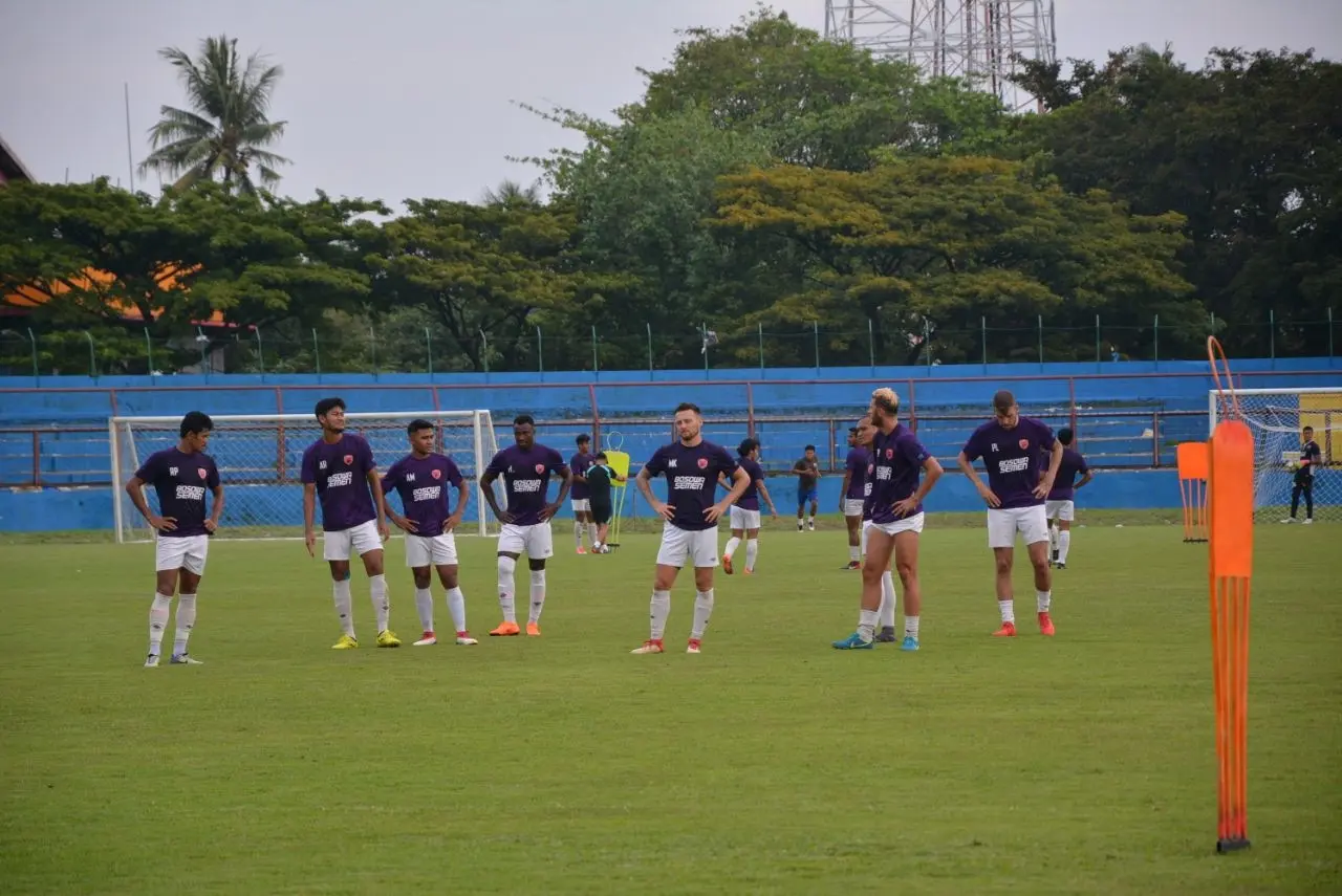 Pemain PSM Makassar berlatih di Stadion Andi Mattalatta Mattoangin, Rabu (4/4/2018). (Bola.com/Abdi Satria)