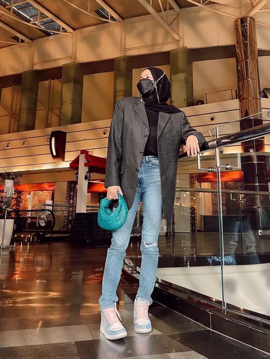 Oversized blazer dan denim juga bisa jadi inspirasi gaya stylish yang menjanjikan. (Foto: Instagram: Olla Ramlan)