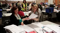 Petugas Oakland County menghitung ulang surat suara pemilihan Presiden AS di Waterford Township, Michigan, Amerika Serikat (5/12). Permintaan untuk menghitung ulang suara juga di serukan dari kubu Hillary Clinton. (Reuters/Rebecca Cook)