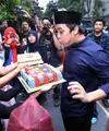 Tampil sederhana dan rapi dengan kemeja dan peci hitam, Billy Syahputra melakukan tiup lilin kue ulang tahunnya dengan semangat. Billy berharap di usia yang baru ini dirinya akan mendapatkan keberkahan dalam hidup.(Nurwahyunan/Bintang.com)