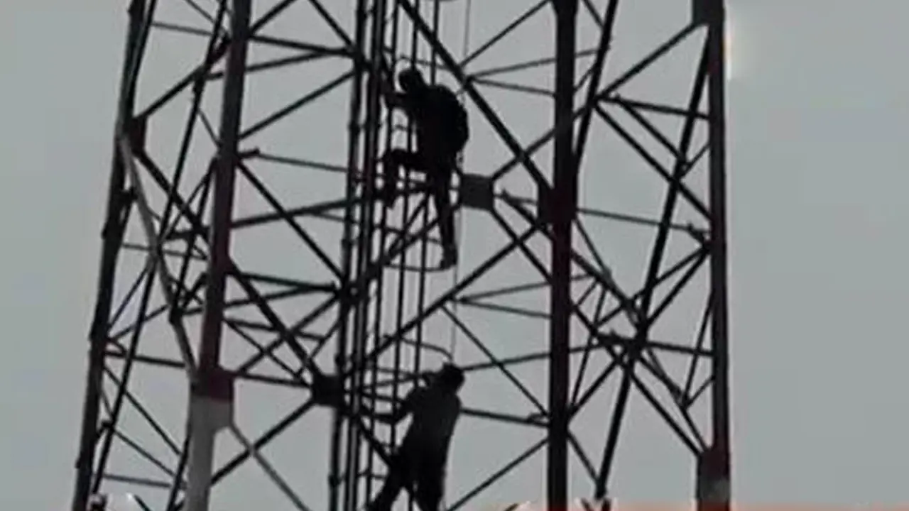 Kilas Indonesia: Ditinggal Istri, Suami Nekat Panjat Tower 