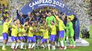 Para pemain Brasil merayakan keberhasilan menjuarai Piala Amerika Selatan U-20 setelah mengalahkan Uruguay pada laga terakhir kualifikasi di El Campin Stadium, Bogota, Kolombia (12/2/2023). Brasil lolos ke Piala Dunia U-20 2023 dengan status juara Piala Amerika Selatan U-20 2023 setelah menempati peringkat pertama pada fase kualifikasi tahap akhir yang diikuti 6 negara. Dari total 18 kali tampil di ajang Piala Dunia U-20, Brasil sukses menjuarai 5 edisi di antaranya. (AFP/Daniel Munoz)