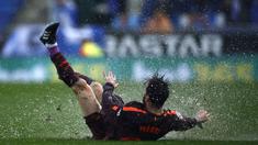 Lionel Messi jatuh saat berebut bola dengan pemain Espanyol pada lanjutan La Liga santander di RCDE stadium, Cornella Llobregat, Spanyol, (4/2/2018). Espanyol dan Barcelona bermain imbang 1-1.  (AP/Manu Fernandez)