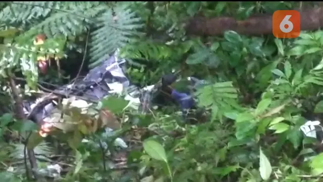 Proses evakuasi Mobil Krista Yang Jatuh di Jurang Sengkan Mayit Sedalam 30 meter di Jalur erek-erek Kawah Ijen. (Hermawan Arifianto/Liputan6.com)