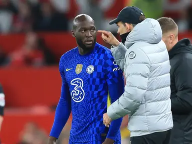 Thomas Tuchel memberikan instruksi kepada Romelu Lukaku (kiri) saat pertandingan lanjutan Liga Inggris 2021/2022 antara Manchester United melawan Chelsea di Old Trafford, 28 April 2022. (AFP/Lindsey Parnaby)