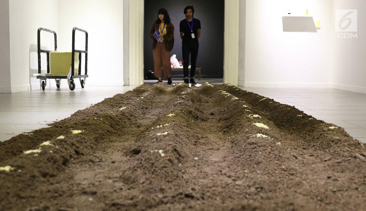 Salah satu karya seni yang dipamerkan yang bertajuk 'Mutual Unknown' di Galeri Nasional, Jakarta, Sabtu (3/6). Pameran yang menyajikan konsep 'studio terbuka' ini  mengajak pengunjung untuk berinteraksi dengan 9 pameris. (Liputan6.com/Immanuel Antonius)