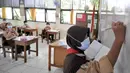 Siswa kelas V menggunakan hand sanitizer sebelum pelaksanaan pembelajaran tatap muka di SDN Pondok Labu 14, Jakarta Selatan, Rabu (7/04/2021). Mulai hari ini, Pemprov DKI melakukan pembelajaran tatap muka bagi 85 sekolah dari semua jenjang pendidikan hingga 29 April. (merdeka.com/Arie Basuki)