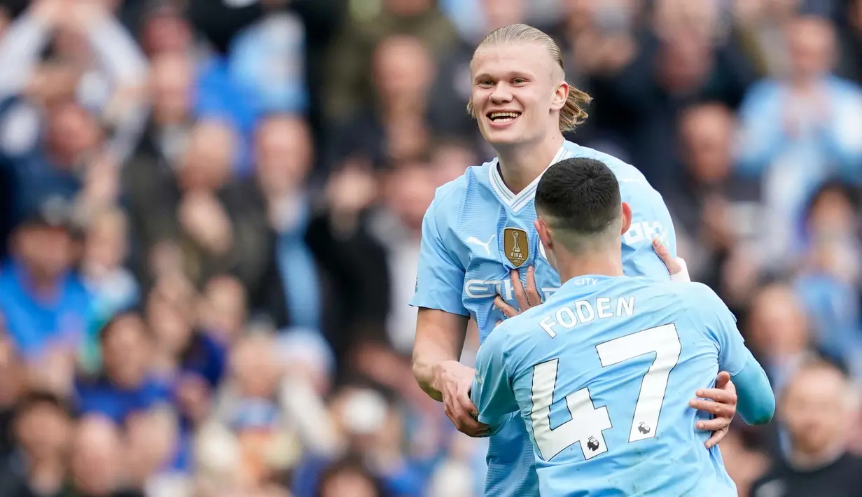 Pemain Manchester City, Erling Haaland melakukan selebrasi setelah mencetak gol keempat timnya saat pertandingan sepak bola Liga Premier Inggris melawan Wolverhampton Wanderers di Stadion Etihad, Manchester, Inggris, Sabtu, 4 Mei 2024. (AP Photo/Dave Thompson)