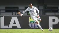 Kiper Persib Bandung, Teja Paku Alam pada laga lanjutan pekan ke-3 BRI Liga 1 2023/2024 antara Persib Bandung melawan Dewa United FC di Stadion Gelora Bandung Lautan Api (GBLA), Bandung, Jumat (14/07/2023). (Bola.com/Bagaskara Lazuardi)