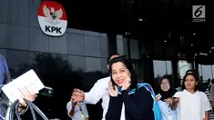 Penyanyi Istiningdiah Sugianto atau Iis Sugianto (tengah) keluar dari Gedung KPK usai diperiksa, Jakarta, Senin (15/1). Iis diperiksa diperiksa sebagai saksi untuk tersangka mantan Dirut Garuda Indonesia, Emirsyah Satar. (Liputan6.com/Helmi Fithriansyah)