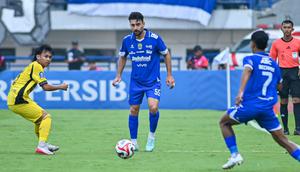 Aksi pemain Persib Bandung,&nbsp;Frans Putros, pada laga BRI Super League 2025/2026 (Dok. I.League)