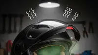7 Cara Menghilangkan Bau Lembap di Helm Tanpa Merusak Busa, Praktis dan Aman