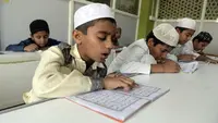 Siswa muslim membaca Alquran selama bulan suci Ramadhan di Madinatul Uloom Tahfeez ul Quran, Hyderabad, India, Kamis (7/4/2022). (NOAHSELAM/AFP)