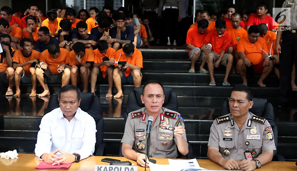 Kapolda Metro Jaya Irjen Mochammad Iriawan bersama Kabid Humas Polda Metro Jaya Kombes Pol Argo Yuwono memberikan keterangan saat rilis hasil operasi cipta kondisi Ramadan di Polda Metro Jaya, Jakarta, Rabu (21/6). (Liputan6.com/Angga Yuniar)