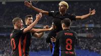 Pemain depan Barcelona asal Spanyol #19, Lamine Yamal (C), merayakan gol pertama timnya selama pertandingan sepak bola liga Spanyol antara RCD Espanyol dan FC Barcelona di Stadion RCDE di Cornella de Llobregat, Jumat dini hari WIB (16-5-2025). (MANAURE QUINTERO/AFP)